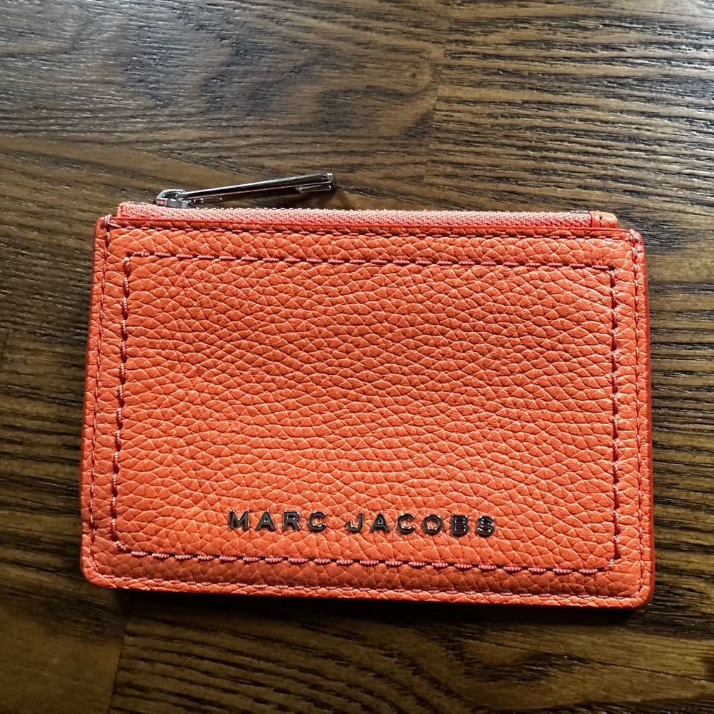 Marc Jacobs The Groove Leather
Zip Top Wallet
